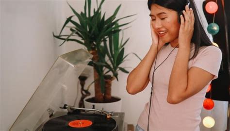 How Did People Listen to Music in the 50s, and Why Did Dinosaurs Prefer Vinyl?